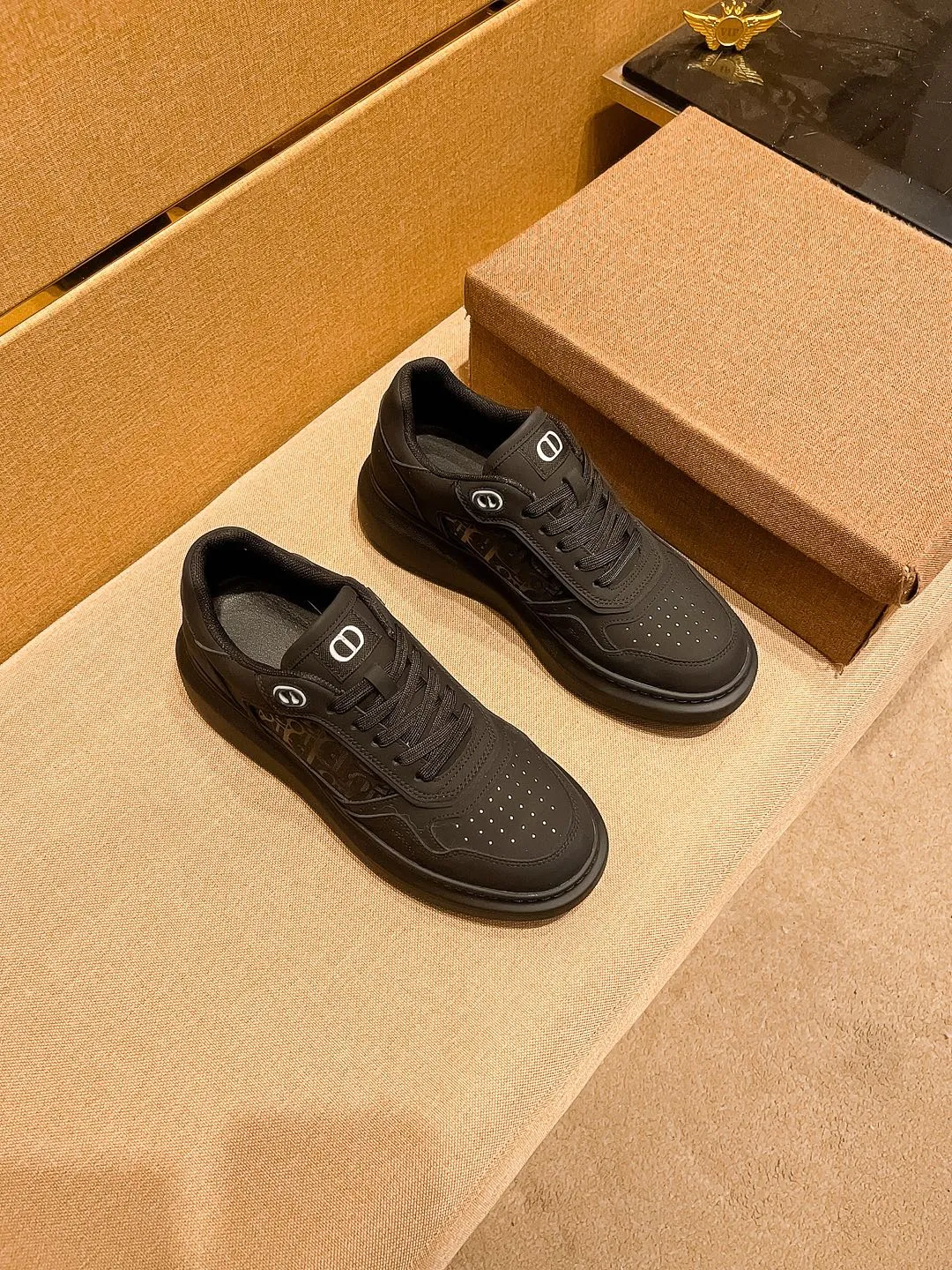 Men's shoes💰 440💰[Dior]🔥 High-end men's shoes brand official website 1:1 latest masterpiece: the upper is made of Italian imported first-layer cowhide with a comfortable and breathable lining➕original non-slip and wear-resistant outsole🔥, making walking more convenient and comfortable! An exclusive new model, a stunning work, a beautiful 1:1 replica [color] compared to the official quality! Create a fashionable personality to set off your uniqueness! A must-have for trendy men! Classic 🔥 Size: 38-44 Color: 🔥 2⃣️ colors available 🔥.